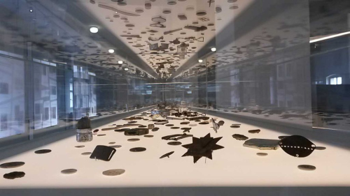 Fundstücke in der Dauerausstellung der Gedenkstätte Buchenwald. Foto: Stiftung niedersächsische Gedenkstätten
