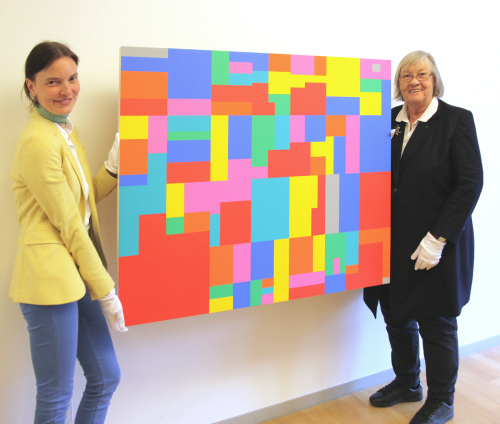 Die Galeristin Anne Lahumière (rechts) überreicht der Direktorin des Arithmeums, Prof. Dr. Ina Prinz, ein Werk des Malers Jean François Dubreuil. (Foto: Uni Bonn)
