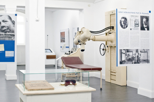 Blick in den Ausstellungsraum. Foto: Birgit Rautenberg, Medizin- und Pharmaziehistorische Sammlung Kiel