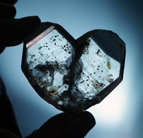 Einem Herz ähnlich ist dieser Quarzzwilling aus Japan in der neuen Sonderausstellung der Mineralogischen Sammlung der Universität Jena zu sehen.