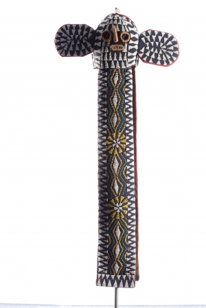 Elefantenmaske; unbekannter Handwerker; Bamileke-Region (Kamerun); nach 1900 gesammelt von Adolf Diehl; 1909 im Linden-Museum (Stuttgart) inventarisiert, seit 1971 an der JGU Mainz; Stoff, Glasperlen, Pflanzenfasern; Foto: Thomas Hartmann