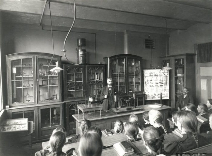 Science class at Kalvskindet school. Trondheim, Norway, ca. 1900. Photographer: Erik Olsen (1835 - 1920) (The Municipal Archives of Trondheim, Tor.H45.Bxx.F9922)