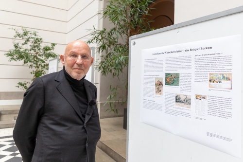 Der Stifter Arthur Langerman neben den ersten wissenschaftlichen Auswertungen von antisemitischen Bildern aus seiner privaten Sammlung. © TU Berlin/PR/Felix Noak