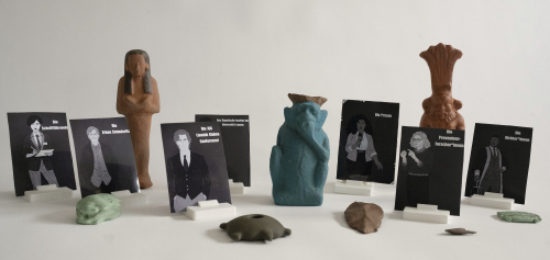 Inhalt des Koffers „Die Sammlung Steindorff – gerechte und faire Lösungen finden“. Fotografin: Lena Heinstadt
