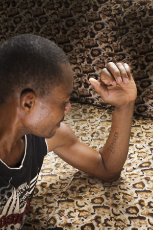 Zeitgenössisches Foto der Nachkommen Zenkers in Kamerun. Nicolas Zenker präsentiert sein Tattoo, Bipindi, Cameroon (2016). © Jonas Feige / Yana Wernicke