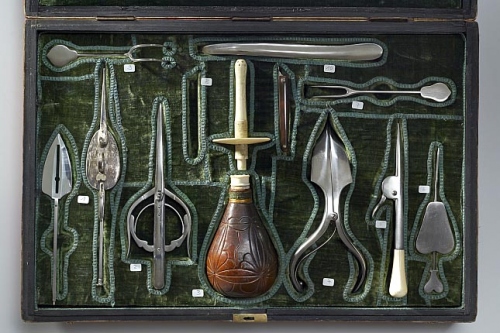 „Augenphantom und Kugelsucher“: Einblicke in die einzigartige Instrumentensammlung im Josephinum