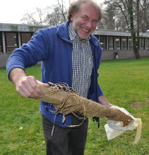 Prof. Dr. Hermann Behling zeigt ein Wellerholz aus der Sammlung Willerding. Foto: Universität Göttingen