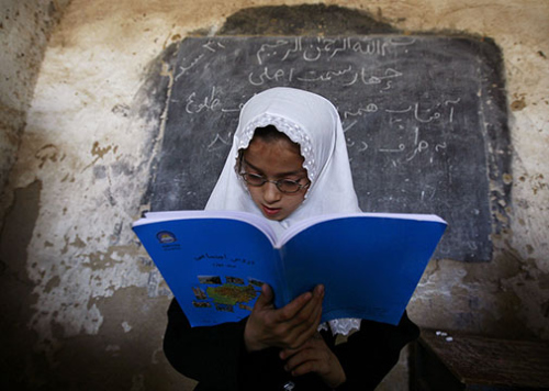 Anja Niedringhaus, Afghanisches Mädchen beim Vorlesen in der Schule von Ayeshe, Copyright: Picture alliance/PA images