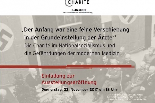 Ausstellungflyer | Im Hintergrund: Festakt anlässlich des 70. Geburtstags des Gynäkologen Walter Stoeckel im Hörsaal der Universitäts-Frauenklinik, 1941
