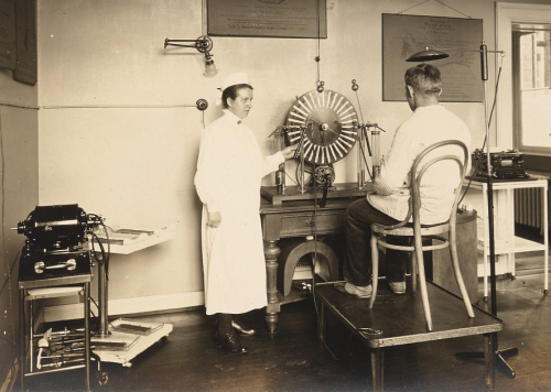 Elektrotherapie in der Psychiatrischen und Nervenklinik, Anfang 20. Jh.  © CAU Kiel