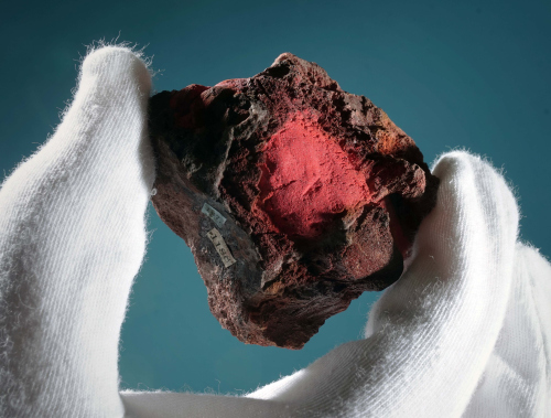 Dieser Cinnabarit (Zinnober) aus dem Nordpfälzer Bergland wird in der neuen Sonderausstellung der Mineralogischen Sammlung der Universität Jena zu sehen sein. Foto: Jan-Peter Kasper/FSU