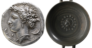 Rechts: Dekadrachme (Zehn-Drachmen-Stück) mit Bildnis der Arethusa, produziert 400 bis 390 v. Chr. in Syrakus, Stempelschneider: Euainetos; links: Kylix („Arethusa-Schale“), produziert in Capua, kompositorisch und formal an die Münzen aus Syrakus angelehnt. Bild: Archäologisches Museum Münster