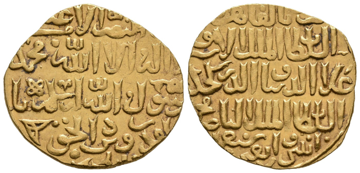 Herausragend ist beispielsweise dieser 6,46 g schwere Dinar, auf dessen Rückseite der ägyptische Mamlūken-Sultan ʿAlāʾ ad-Dunyā wa-’d-Dīn („Erhabenheit der Welt und der Religion“) Kučuk genannt ist. Abgesehen vom Prägeort Kairo verrät die arabische Inschrift auch die Prägezeit: 1341/1342.