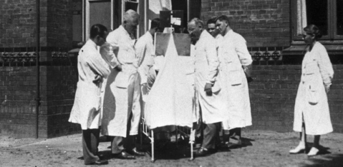 Ärzte und Ärztin bei der Visite vor dem Pavillon 6 der Kinderklinik, 1927/1929