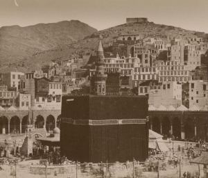 Muhammad Sadiq Bey: Mekka, Kaaba mit Umlauf der Pilger, 1881.Foto aus der „Alphons-Stübel-Sammlung früher Orientfotographien“ der Friedrich-Schiller-Universität Jena.