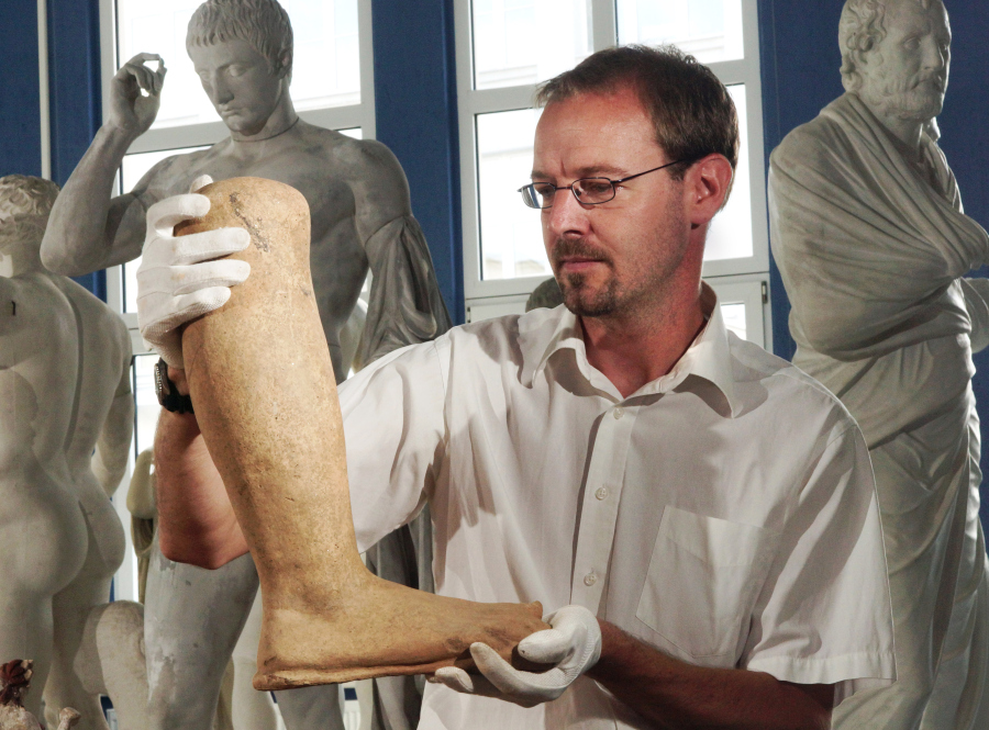 Kustos Dr. Dennis Graen mit einer aus dem dritten Jahrhundert vor Christus stammenden, etruskischen Beinskulptur. Das Stück gehört zu den 66 neuen Dauerleihgaben, die die Jenaer Antikensammlungen jetzt von der Schweizer Nereus-Stiftung erhalten haben. Fot