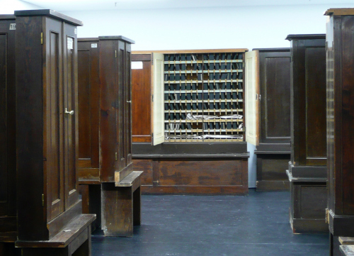 Blick in die Sammlung von Glasplattendias in der 2009 eingerichteten Aufstellung im Jacob-und-Wilhelm-Grimm-Zentrum. Foto: Georg Schelbert, CC BY SA