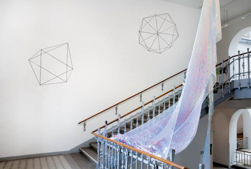Ausstellungsansicht Haupttreppenhaus Görges-Bau, TU Dresden, mit Werken von Adrian Sauer und Bettina Allamoda (Foto: Karen Weinert)