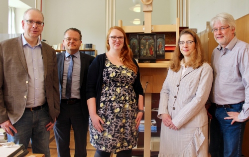 An dem Projekt beteiligt sind (v.l.): Eckhard Leuschner (Kunstgeschichte), Damian Dombrowski (Martin von Wagner Museum), Nora Halfbrodt, Anuschka Tischer (Geschichte) und Guido Fackler (Museologie). Foto: Universität Würzburg / Museologie