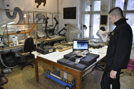 Scannen eines Beckens von Gastornis (Diatryma) GMH XIV-658-1956 mit dem 3D-Oberflächenscanner. Foto: Michael Stache, 2012. © ZNS