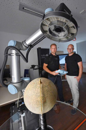 Dr. André Karliczek (l.) und Dr. Andreas Christoph nehmen an der Thüringer Universitäts- und Landesbibliothek Jena einen 3D-Scanner zur digitalen Erfassung von Sammlungsobjekten in Betrieb. Foto: Jan-Peter Kasper/FSU