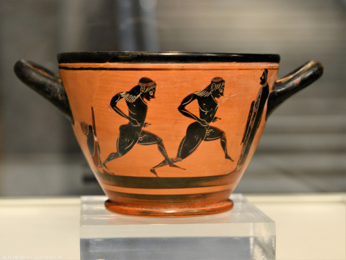 Der antike Skyphos, den Spyridon Louis nach dem Marathonsieg bei den Olympischen Spielen von 1896 bekam. Griechisches Ministerium für Kultur und Sport