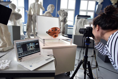 Die italienische Archäologiestudentin Aurora Potenza in der Antikensammlung der Uni Jena bei der Digitalisierung von Objekten, die nun auch über das neue Sammlungsportal der Universität abrufbar sind. (Foto: Anne Günther/FSU)