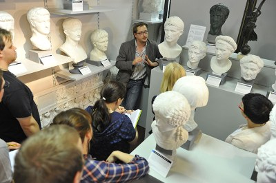 Ein Seminar zu römischen Kaiserporträts (in der Abguss-Sammlung Antiker Plastik). Foto: Abguss-Sammlung Antiker Plastik