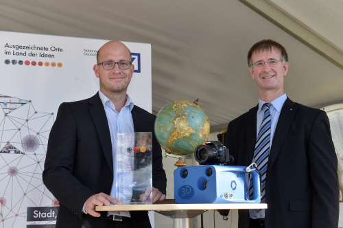 Dr. Andreas Christoph (FSU Jena) und Dr. Peter Kühmstedt (Fraunhofer-Institut für Angewandte Optik und Feinmechanik IOF) bei der Preisverleihung (Foto: Jürgen Scheere/FSU)